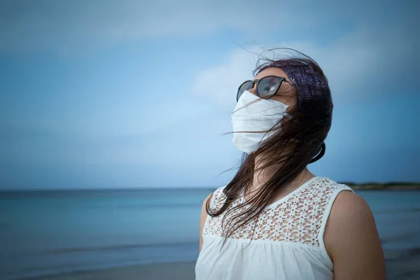 Coronavirus Deniz Kenarı Tatilleri Covid Pandemisi Için Maskeli Bir Kadının — Stok fotoğraf