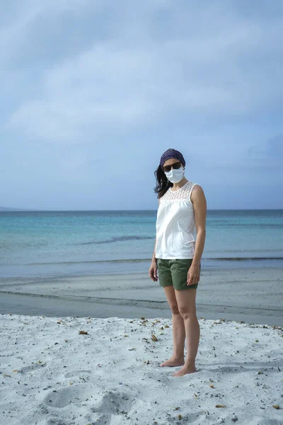 Coronavirus Seaside Holidays Shot Woman Beach Look Camera Mask Covid — Stock Photo, Image