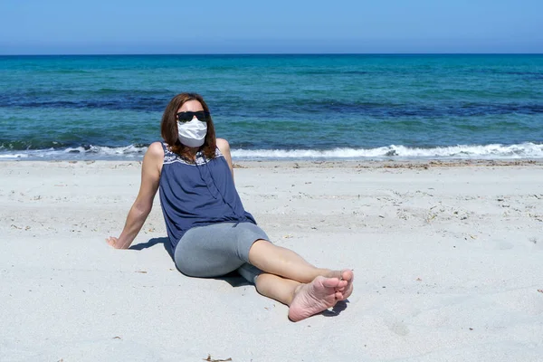 Coronavirus Vacances Balnéaires Une Femme Assise Sur Sable Plage Regarde — Photo