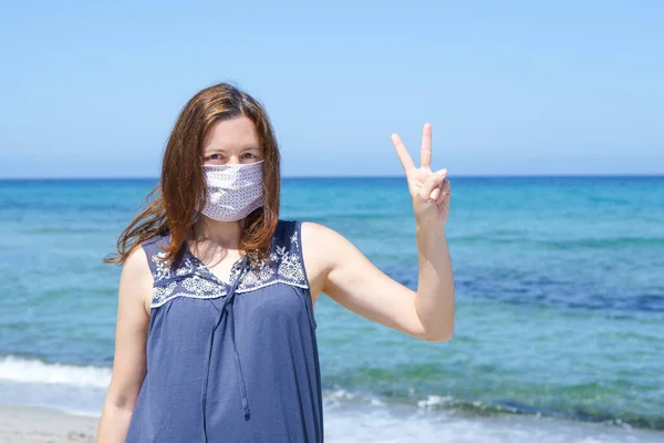 Coronavirus Vacances Mer Une Femme Debout Sur Sable Plage Regardant — Photo