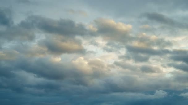 早上4千次的云彩从右至左在一个戏剧性的天空中从右至左流动 — 图库视频影像