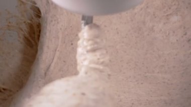 Evde ekmek ve pizza yapmak: gezegensel bir karıştırıcıda yoğurulan bütün hamuru kapatın