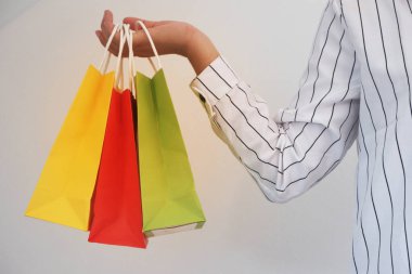 Alışveriş için alışveriş poşetleri tutan kadınlar