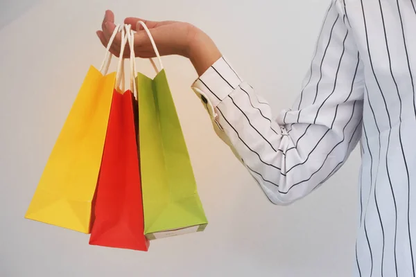 Mulheres segurando sacos de papel para compras conceito de varejo — Fotografia de Stock