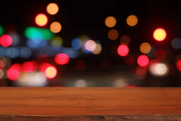 Mesa de madeira vazia na frente da luz bokeh embaçada abstrata de C — Fotografia de Stock