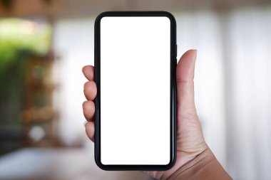 Yakın plan el ele tutuşmalar, ev ve kafenin arka planında bulanıklık olan akıllı telefonlar, kopyalama alanı..