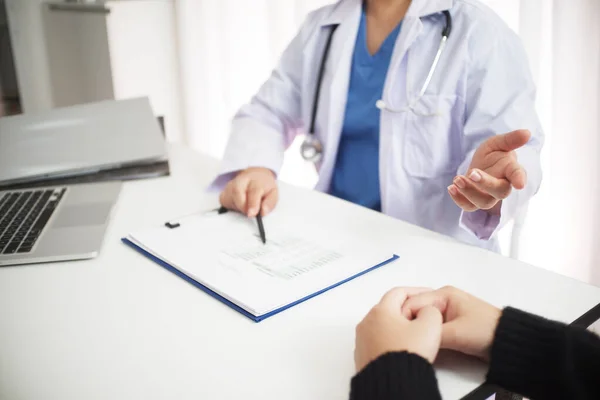 Medizinerin Arbeitet Mit Beratender Patientin Tisch — Stockfoto