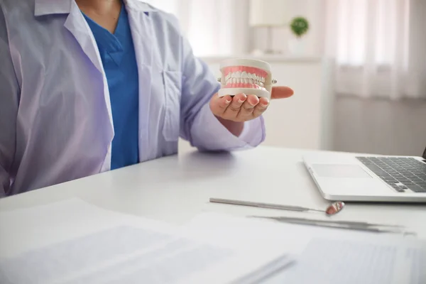 Vrouwelijke Tandarts Aan Het Werk — Stockfoto