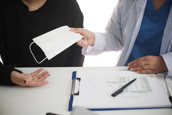 Vrouwelijke Arts Werkt Tafel Met Consulterende Patiënt — Stockfoto