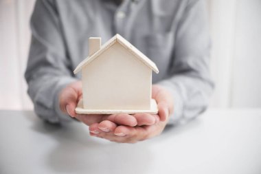 Emlakçı yeni bir ev satıyor. 