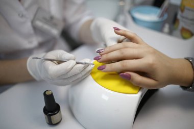 Usta güzellik salonunda manikür yapıyor. Eller depo resimlerini çerçeveler