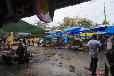 Yağmurlu bir günde Port Antonio pazarı