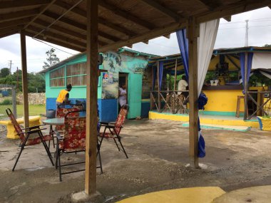 Tipik Jamaika Pislik Restoranı.