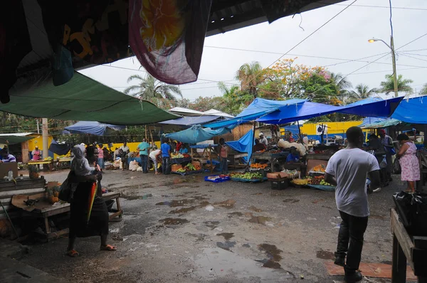 Yağmurlu bir günde Port Antonio pazarı