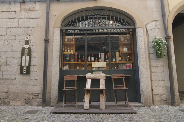 Wine shop window display in Como, Italy — Stock Photo, Image