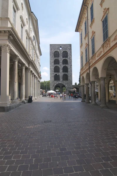 Widok na wieżę Porta Torre w mieście Como — Zdjęcie stockowe