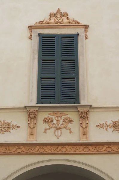 Decoraciones de ventana de estilo barroco — Foto de Stock