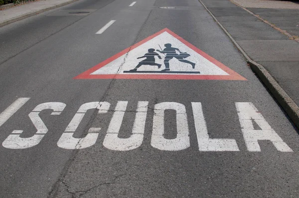 Attenzione bambini che attraversano per il cartello scolastico disegnato sulla strada — Foto Stock