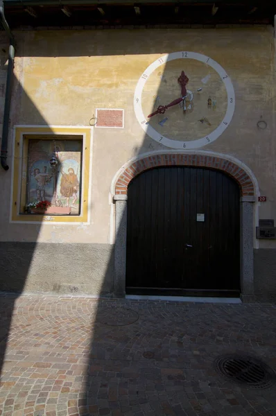 Bella facciata della casa nel paese di Caslano — Foto Stock