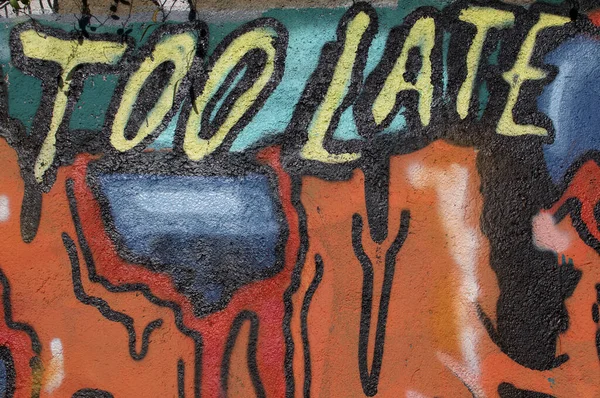Colorido mural de texto "Demasiado tarde" — Foto de Stock