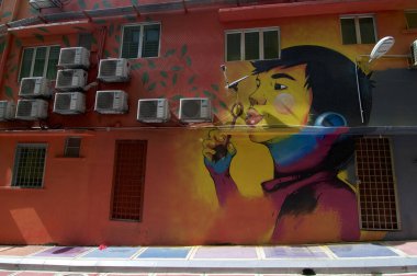 Küçük çocuğun köpük üflediği duvar resmi