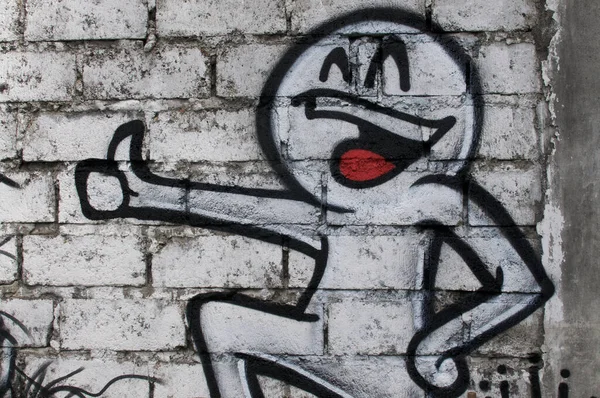 Graffiti de una figura sonriente con pulgares hacia arriba gesto — Foto de Stock