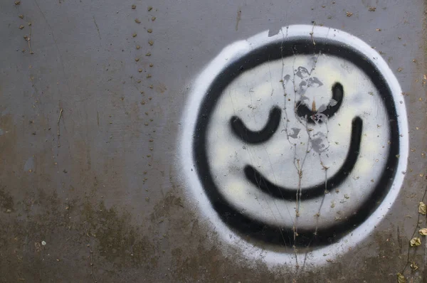 Sonrisa graffiti en una pared gris — Foto de Stock