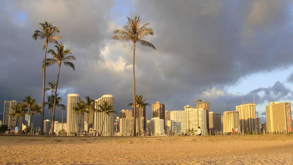 Honolulu skyline tijdens zonsondergang — Stockfoto