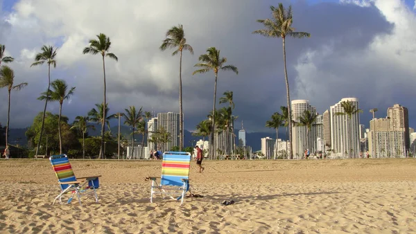 Vista do horizonte de Honolulu a partir da praia — Fotografia de Stock
