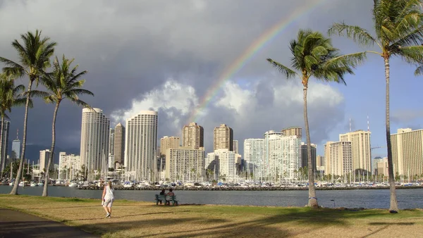 Rainbow Over Honolulu — Stockfoto