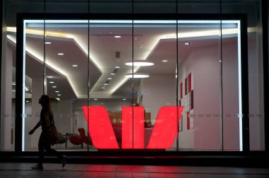 Aydınlatılmış Westpac Bankası tabelası