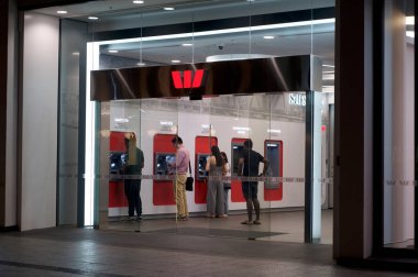 Westpac Bankası 'ndaki insanlar ATM kullanıyor.