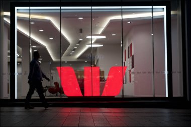 Aydınlatılmış Westpac Bankası tabelası