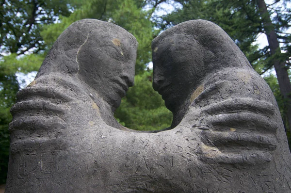 Piękny kamienny posąg w San Michele Park Lugano — Zdjęcie stockowe