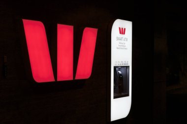 Aydınlatılmış Westpac Bankası 'nın ATM' si