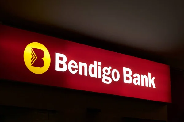 Aydınlatılmış Bendigo Bankası tabelası