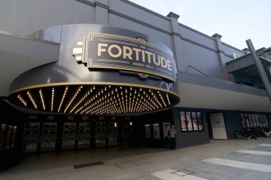 Fortitude müzikholünün girişi