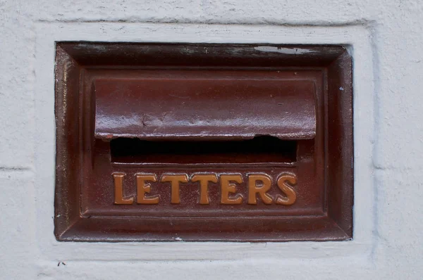 Caixa de correio metálico antigo com inscrição Letters — Fotografia de Stock