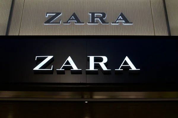 View on two Zara signs — ストック写真