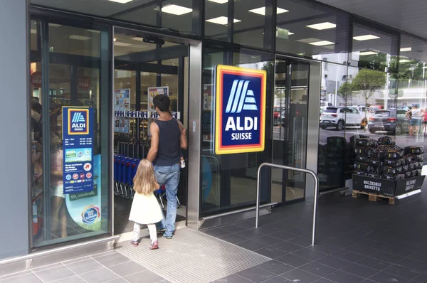 Aldi Süpermarketine giren insanlar