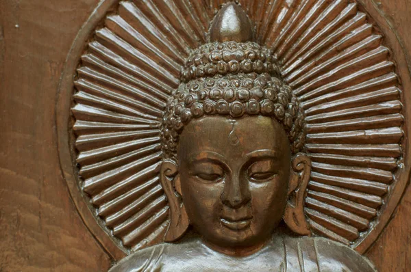 Мбаппе в резной фигуре Будды из дерева — стоковое фото