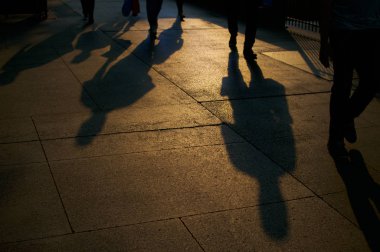 insanlar yürüyen gölgeler