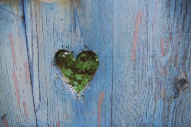 Tahtaya kazınmış bir kalp şekli.