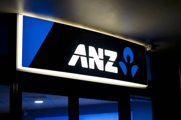 Iluminated Anz (Austrálie a Nový Zéland Banking Group) znamení — Stock fotografie