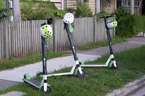 Zicht op drie Lime E-scooters — Stockfoto
