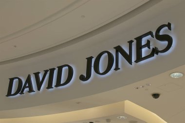 Brisbane, Qld, Avustralya - 26 Ocak 2020: Queens Plaza AVM 'de asılı David Jones logosu. David Jones (halk dilinde Djs), Avustralyalı bir lüks market..
