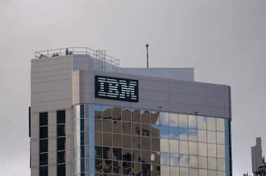 Brisbane, Qld, Avustralya - 26 Ocak 2020: İbm (International Business Machines Corporation) Brisbane 'de bir binada asılı. İbm, çok uluslu bir bilgi teknolojisi şirketidir.