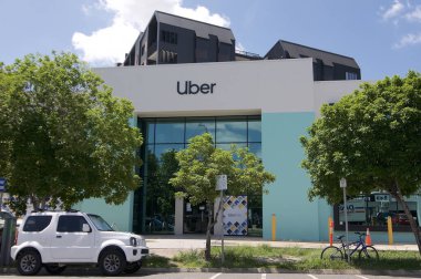 Brisbane, Qld, Avustralya - 29 Ocak 2020: Brisbane, Avustralya 'daki Uber İnşaat Ofisi. Uber, peer-to-pedeer paylaşım, gezinti servisi selamlaması, yiyecek teslimatı (Uber Eats)