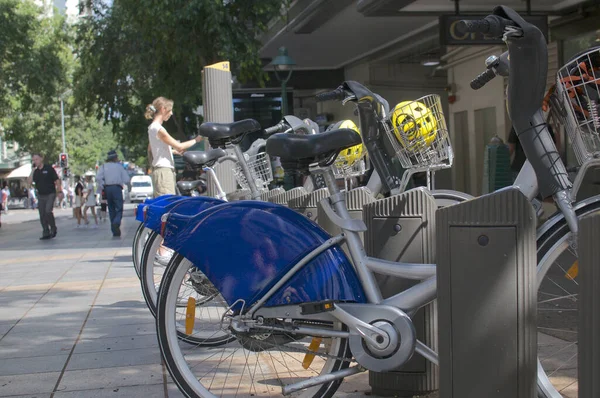 City Cycles Hiring Bikes Docked Station Unrecognizable Woman Using Station — Stock Photo, Image