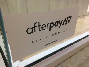 Moorachydore, Qld, Avustralya - 25 Şubat 2020: Afterpay App etiketi Sunshine Plaza AVM 'nin vitrinine yapıştırıldı. Peşin ödeme, şimdi satın alma daha sonra ödeme hizmeti sağlayıcısıdır